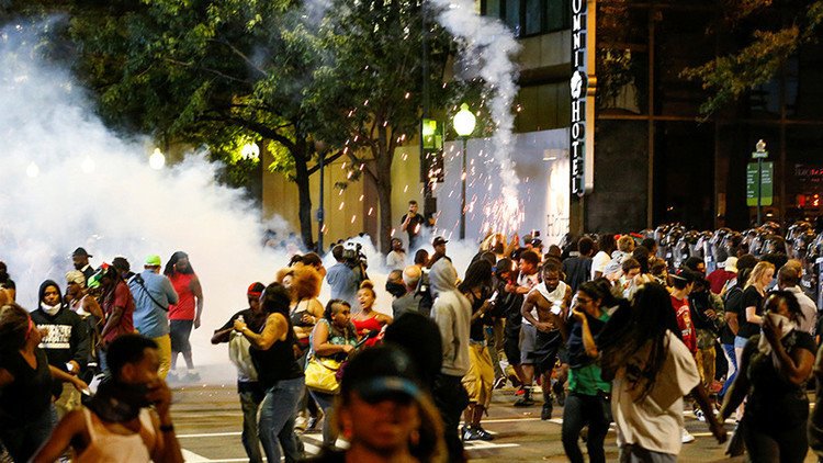 EE.UU.: Manifestantes toman las calles de Charlotte durante la cuarta noche de protestas