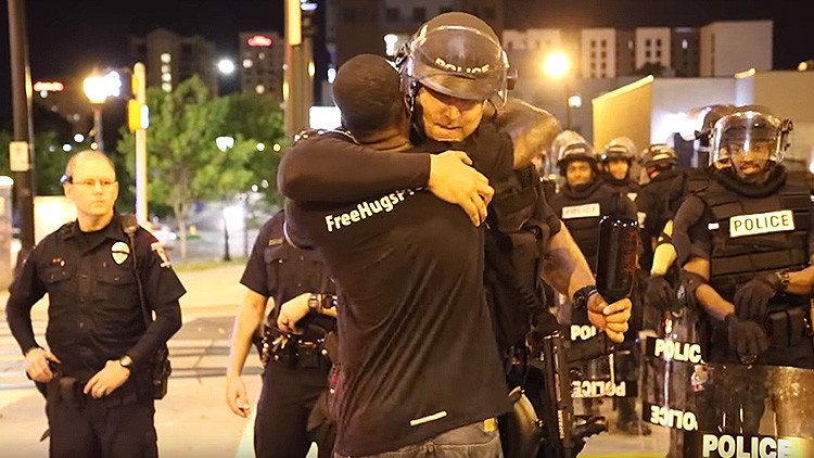 Un afroamericano abraza a miembros de la Policía en Charlotte (VIDEO)