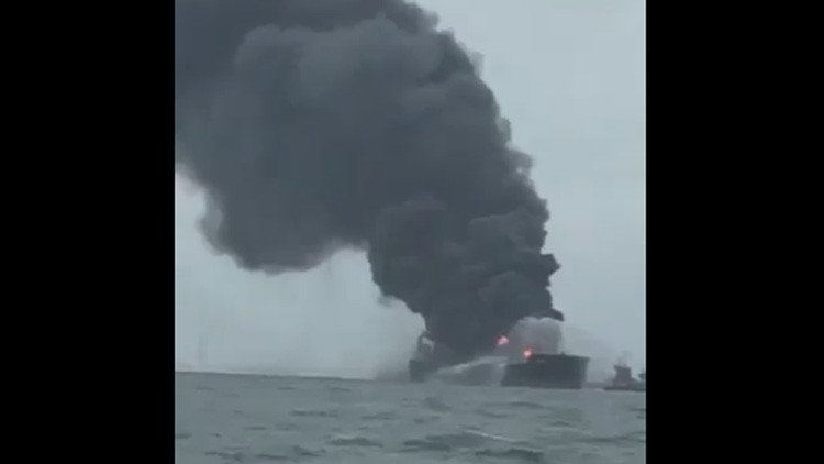 México: Explota y se incendia un buque de Pemex cerca de Veracruz (fotos y videos)