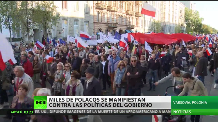Miles de polacos se manifiestan contra las políticas del Gobierno - RT
