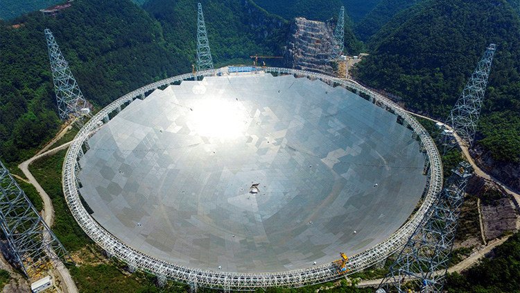 China estrena el mayor radiotelescopio del planeta del tamaño de unos 30 campos de fútbol