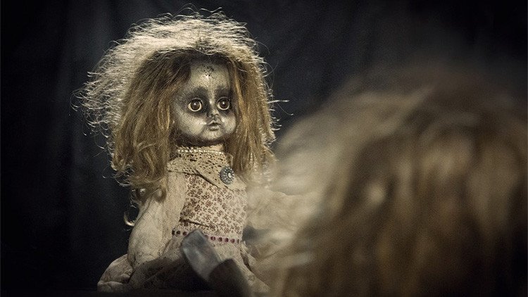 FOTOS: Una mujer vuela al lado de una "aterradora" muñeca con billete propio