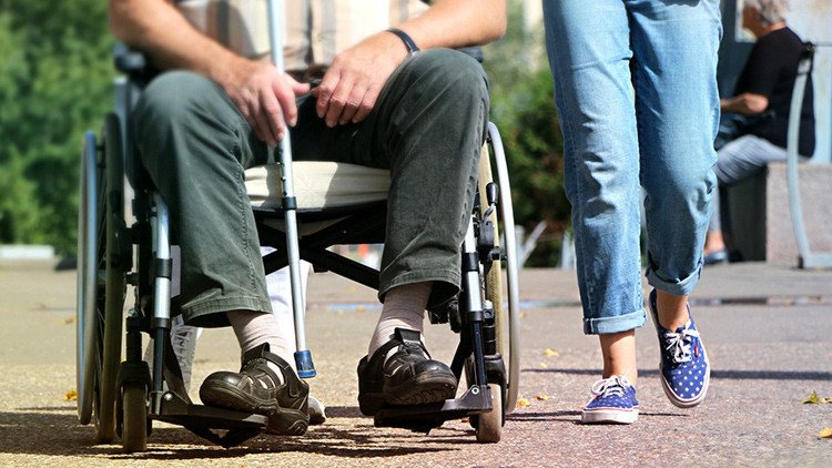 Pasa 43 años en silla de ruedas por culpa de un diagnóstico equivocado (Video)