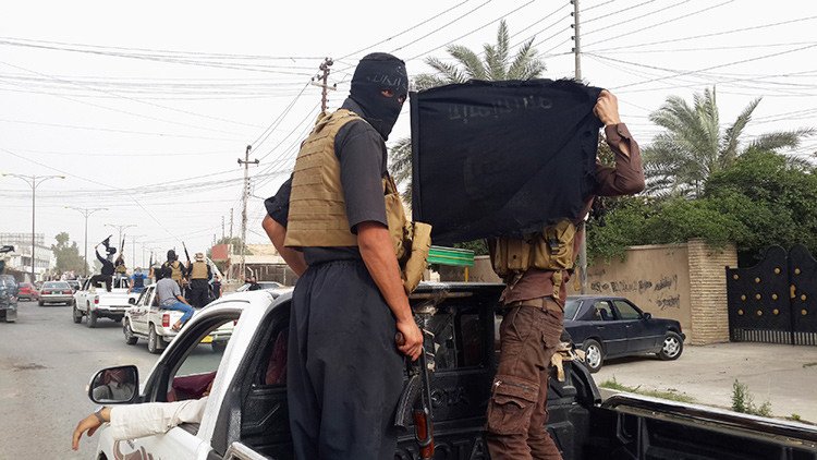 El Estado Islámico aplasta con una excavadora a siete desertores