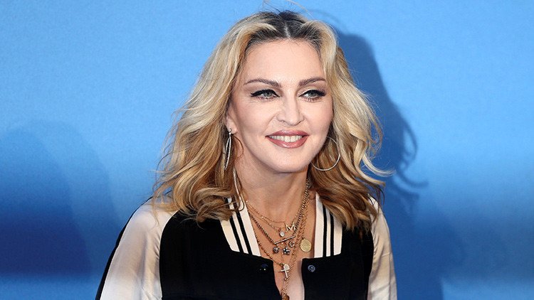 Madonna rinde homenaje al expresidente israelí con la bandera argentina