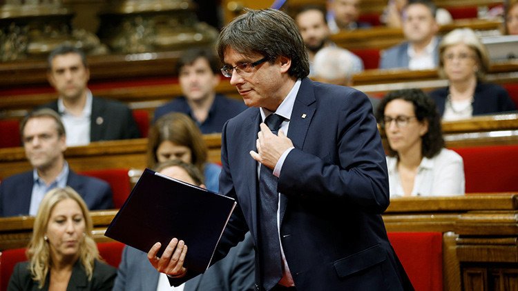 Cataluña: Puigdemont supera la moción de confianza en el Parlament