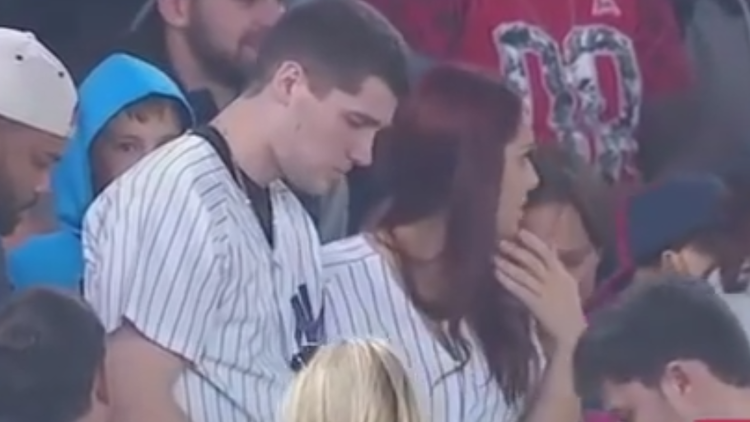 Ese incómodo momento en que pides la mano de tu novia en un estadio abarrotado y se te cae el anillo