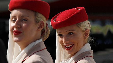 Un hombre es condenado a prisión por besar a una azafata de la aerolínea Emirates