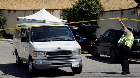 Estrangulan a su amigo y lo pasean en su vehículo disfrazado con gorra y lentes