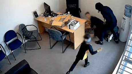 Una niña de 6 años se encara con un atracador armado con un hacha