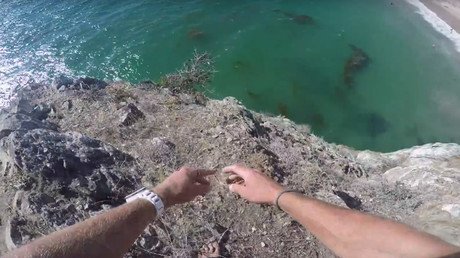 Un temerario salto al mar que a punto estuvo de terminar en tragedia 