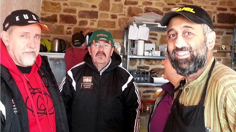 De servir tapas y cervezas a dar de comer a 1.700 refugiados diarios