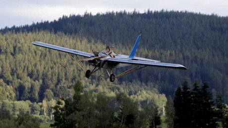 Construye un avión artesanal para tardar menos en llegar a la oficina