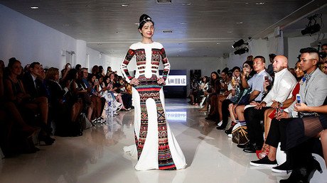 Una modelo desfigurada con ácido abre la Semana de la Moda de Nueva York