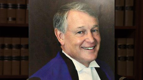 Juez a una víctima de violación: "¿No podrías haber mantenido las rodillas juntas?"