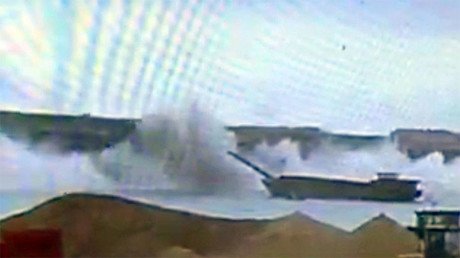 VIDEO: El momento exacto en el que un puente con camiones se desploma sobre un río en China