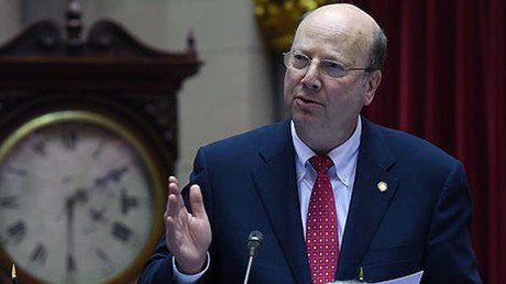 Un asambleísta muerto gana una primarias republicanas en Nueva York