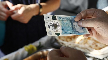 Rasgar, lavar y cocinar: los desafíos para el indestructible billete de 5 libras esterlinas (video)