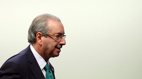 Al grito de "ladrón" y "desvergonzado" despiden a Cunha en el aeropuerto de Brasilia (Video)