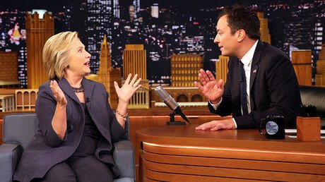 Presentador Jimmy Fallow recibe a Clinton con una mascarilla para protegerse de su neumonía (Video)