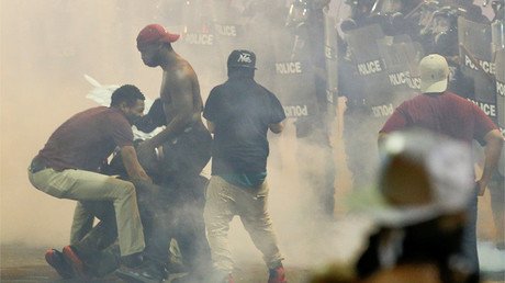 VIDEO: Atacan en directo a un periodista que cubría las protestas de Charlotte