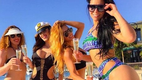 Conducir desnudos y bañarse en dinero: Así es la vida de los 'niños ricos' de Singapur (Fotos)