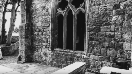 ¿Una niña fantasma?: La inesperada imagen captada en un antiguo castillo británico 