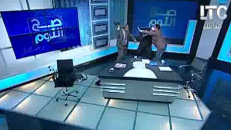 "Lucha libre en medio del estudio": abogado golpea en vivo a un imán con un zapato (Video)