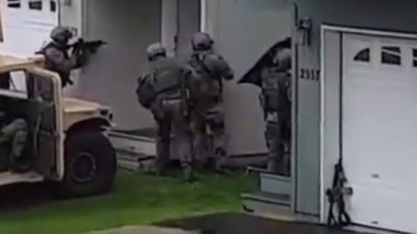 ‘A la 1, 2 y 3, y 4, 5, 6, 7, 8, 9’: un equipo SWAT del FBI casi no logra forzar una puerta