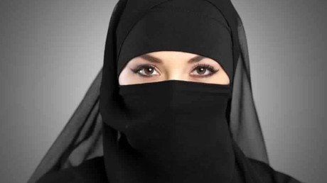 "Hay que matar a ese perro": una princesa saudita obliga a un decorador francés a besarle los pies