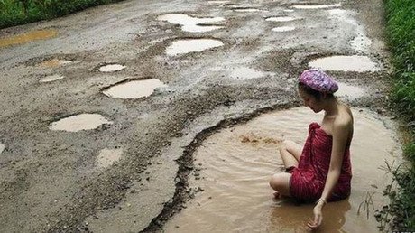 Bañarse en un bache y otras maneras insólitas de exigir la reparación de carreteras (VIDEO, FOTOS)