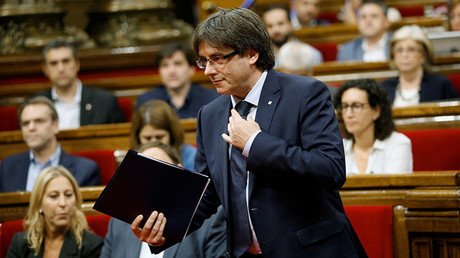 Cataluña: Puigdemont supera la moción de confianza en el Parlament