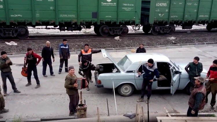 'Made in USSR': un viejo coche soviético transporta a 17 hombres con un acordeón y una guitarra