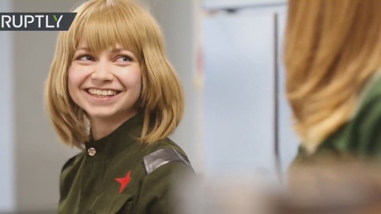 Emprendedoras rusas vestidas como militares soviéticas abren un restaurante en Tokio 