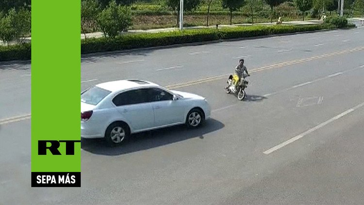 Brutal atropello a una mujer en motocicleta en una autopista