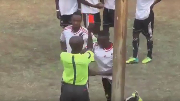 Zimbabue: Una tarjeta roja enloquece a un futbolista