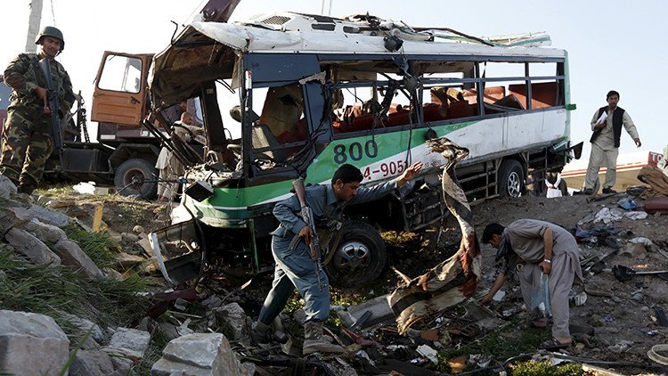 Un autobús con funcionarios afganos, posible objetivo de una explosión en Kabul 