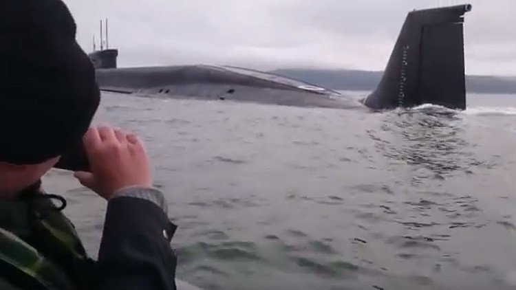 Un día normal en Rusia: dos hombres 'pescan' un submarino nuclear (VIDEO)
