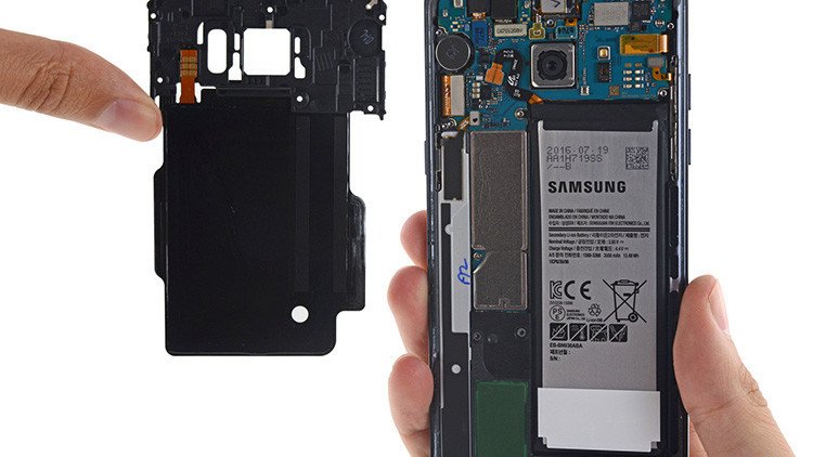 Un celular Samsung Galaxy explota a bordo y provoca la evacuación de un  vuelo en . - RT