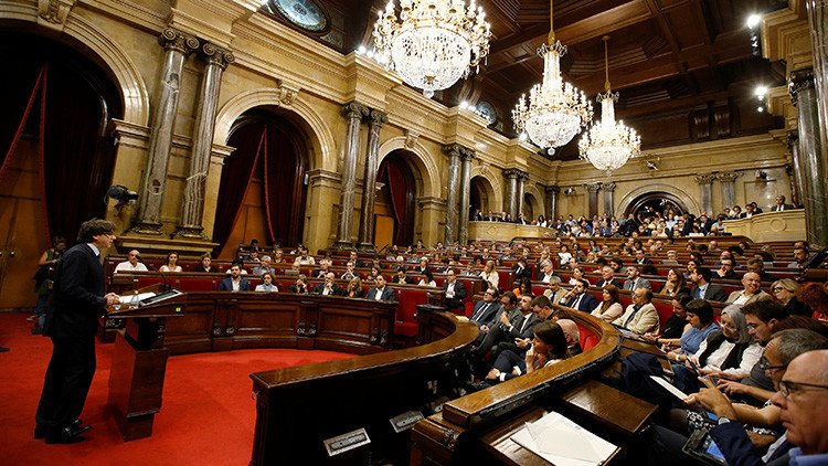 El Parlamento de Cataluña vota a favor de un referéndum de independencia  en 2017
