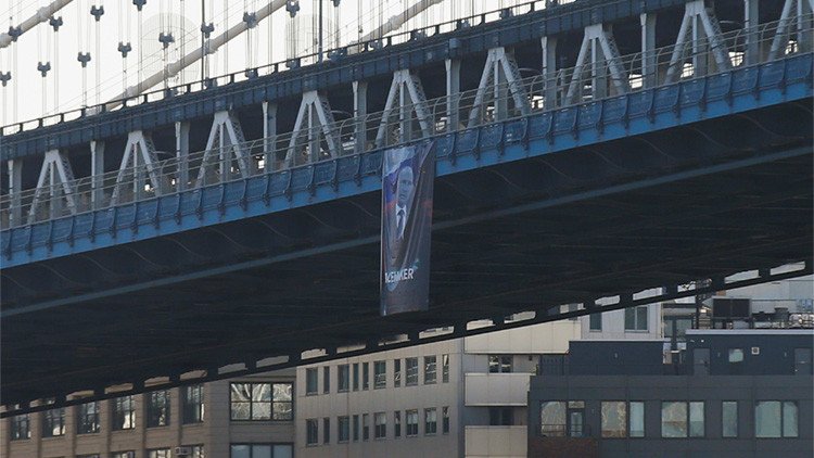 VIDEO: Aparece un cartel gigante con 'El Pacificador' Vladímir Putin en Nueva York