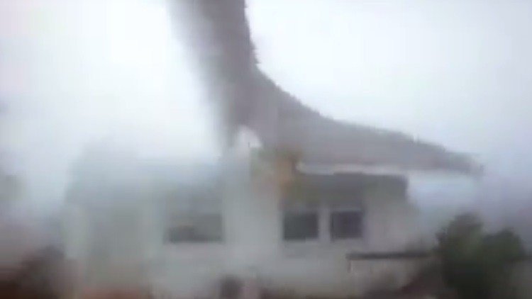 El poderoso huracán Matthew arranca el tejado de una casa en las Bahamas