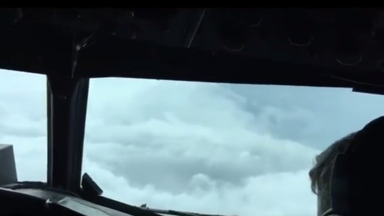 ¿Cómo es adentrarse con un avión en el ojo del huracán Matthew?