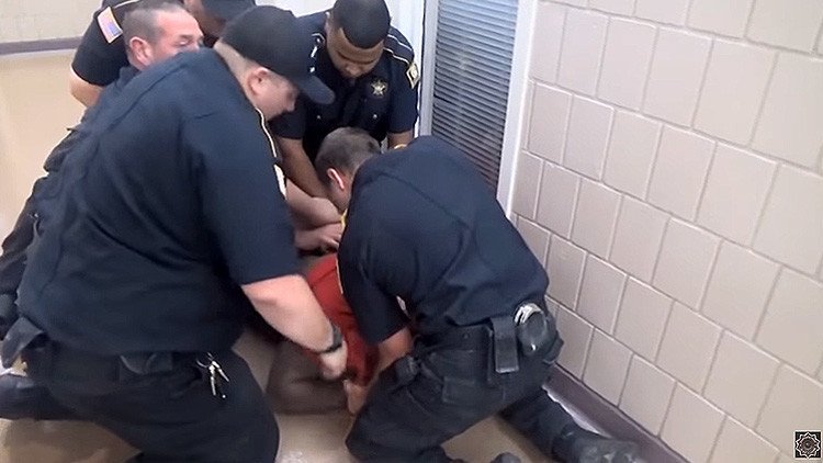 "No puedo respirar": Rocían con gas pimienta a un preso y le dejan morir en su celda (VIDEO)