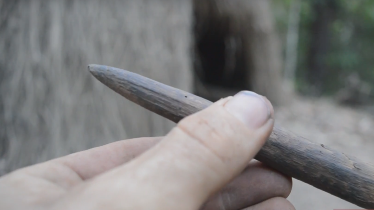 El hombre 'primitivo' de YouTube enseña cómo hacer una lanza a la antigua
