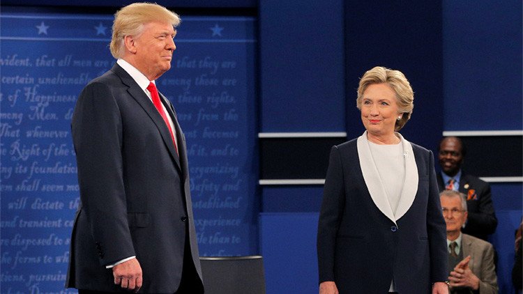 Clinton y Trump enseñan los dientes en un segundo debate lleno de tensión