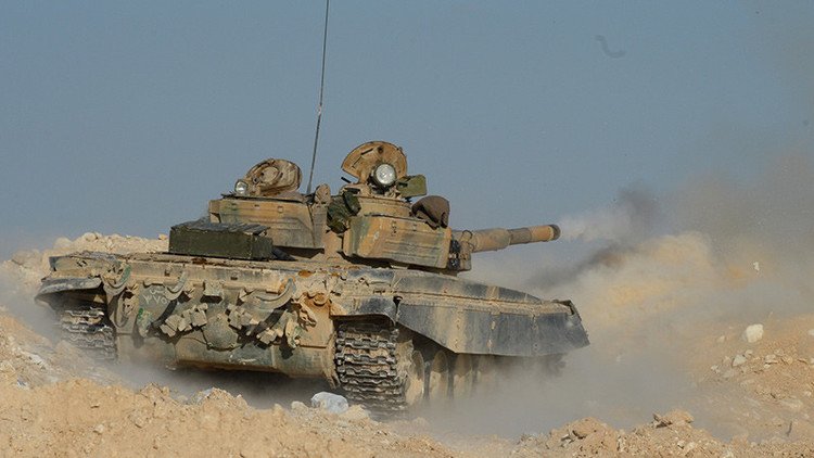 Un T-72 con pantalla protectora salva la vida de su tripulación en Siria