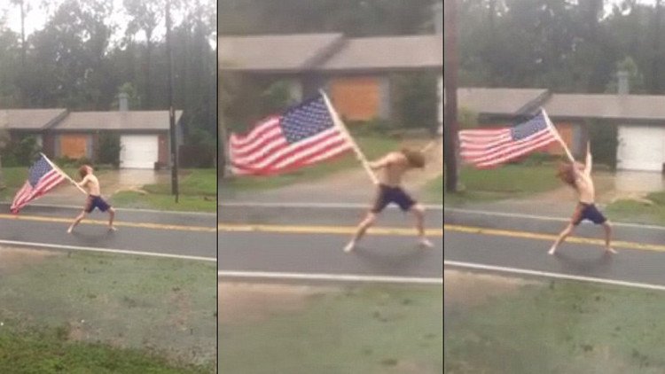 Video: Un joven semidesnudo 'desafía' al huracán Matthew con una bandera estadounidense