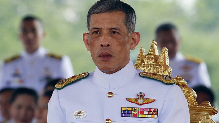 Así es el futuro rey de Tailandia, el hombre que nombró mariscal a su perro