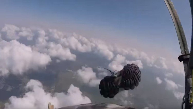 Un paracaidista pierde un zapato en pleno vuelo y le ocurrió lo inesperado